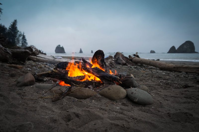 Il fuoco ti dà luce nell'oscurità e la capacità di cucinare cibo e far bollire l'acqua