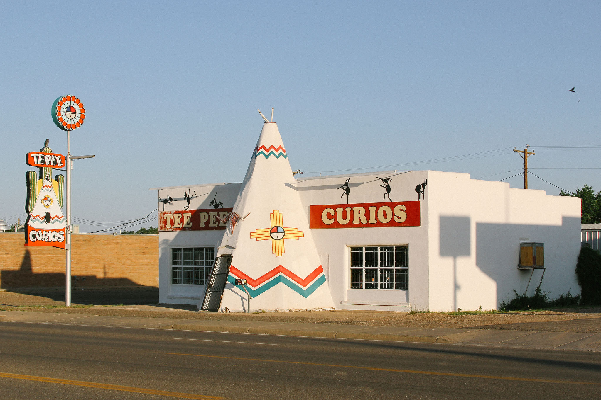 Curios. Нью Мексико достопримечательности. Tucumcari. New Mexico Road. Small-Towns-in-Mexico.