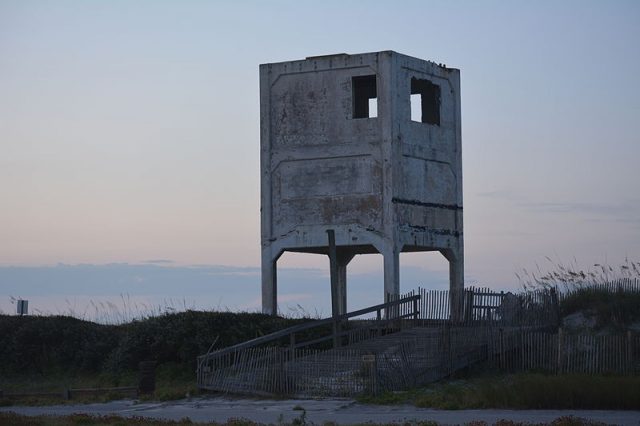 Observation tower – Author: Wcleeuwenburg – CC BY-SA 3.0
