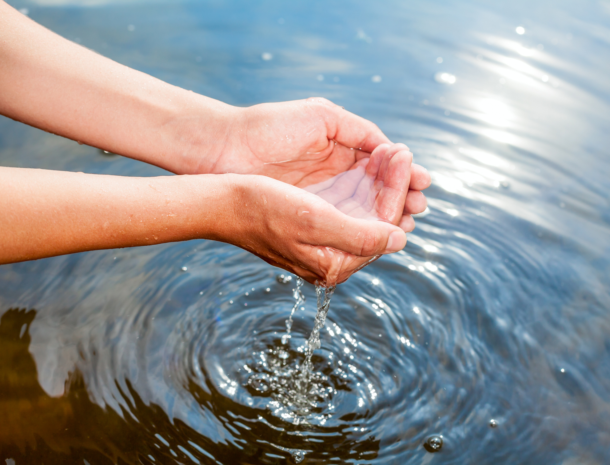 Воду можно найти. Вода. Чистая вода. Вода в ладонях. Вода источник жизни.